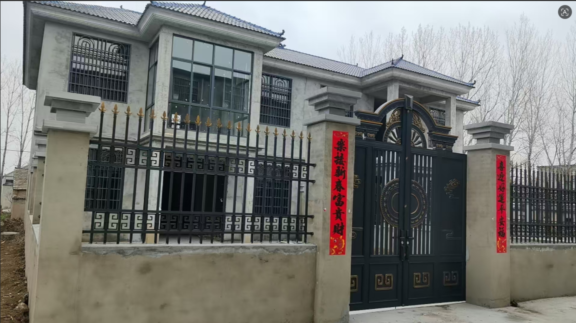 乡村自建兄弟双拼房，铝合金料全套安排（系统窗、防盗窗、栅栏、不锈钢铁艺门）